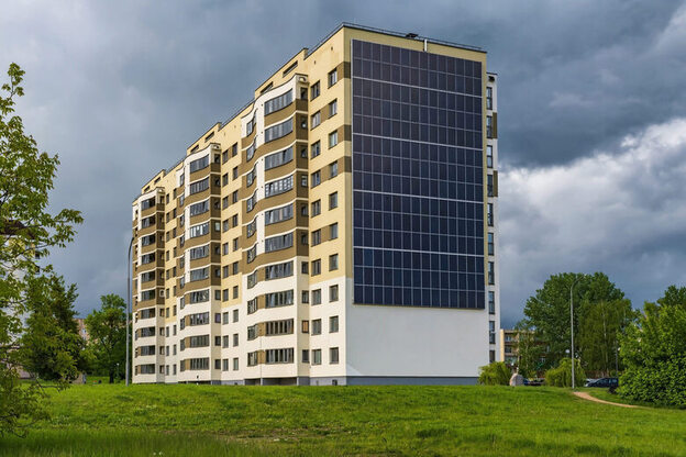 Panneaux Solaires Sur Les Murs D'un Bâtiment à Plusieurs étages En Cas De Tempête