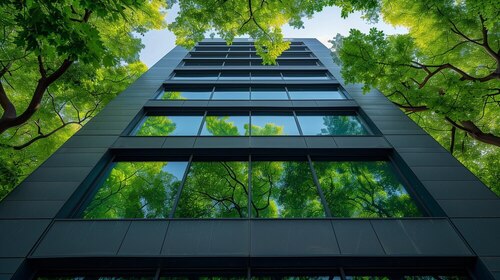 Reflet Des Arbres Verts Dans Les Fenêtres D'un Bureau Moderne